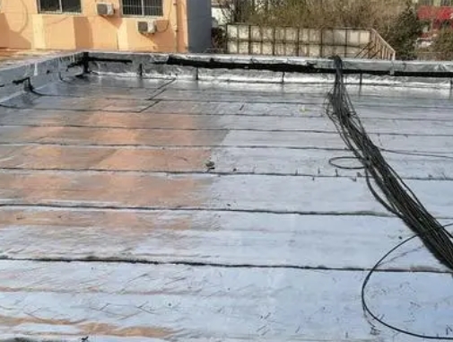 兴隆卫生间漏水维修公司分享下兴隆屋面楼顶防水刚性防水层施工要点。